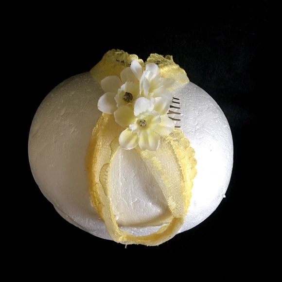 Yellow Lace Fascinator Inspired By Mrs Maisel - Picture 6 of 8